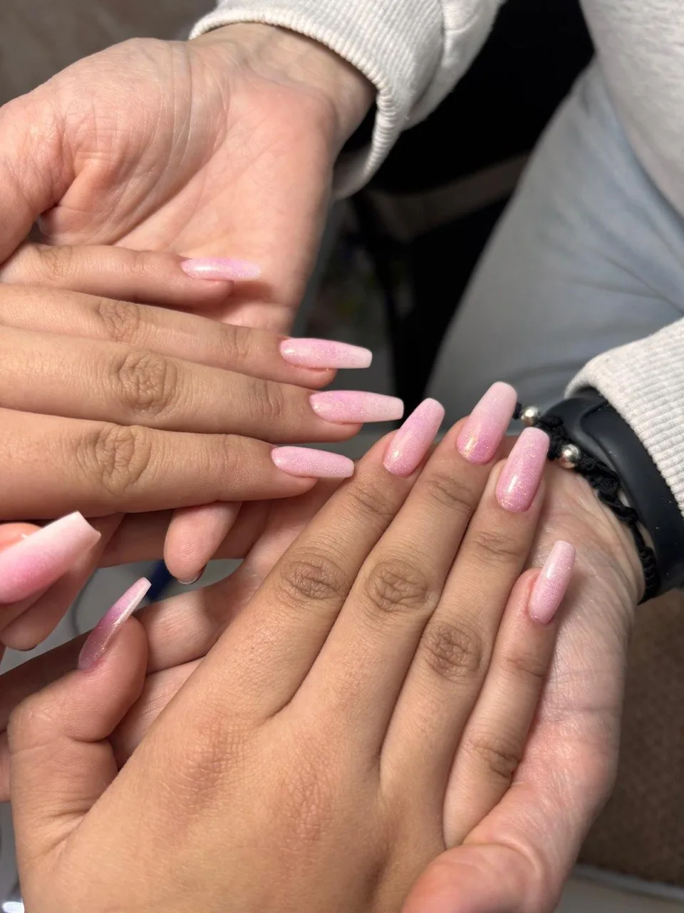 Ungles acríliques llargues en rosa degradat amb brillantor