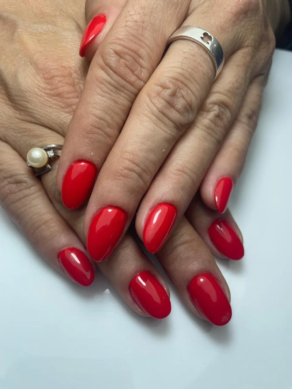 Manicura semipermanent vermell intens