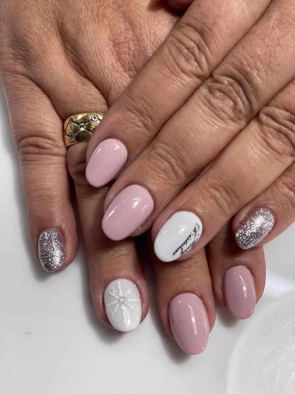 Manicura rosa i blanca amb purpurina plata i disseny nadalenc