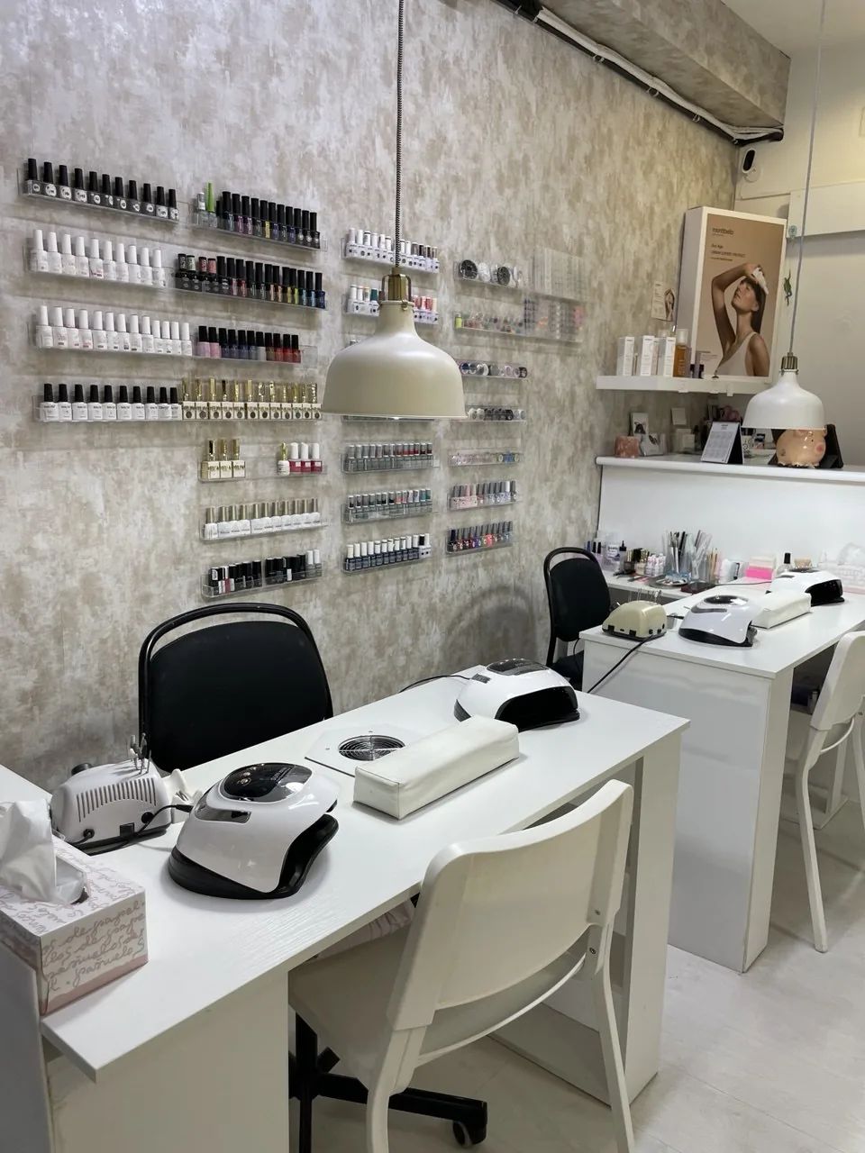 Taules de manicura i col·lecció d'esmalts a Ungles & Nails